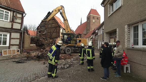 Feuerwehr bei Aufräumarbeiten an der Brandruine in Werben