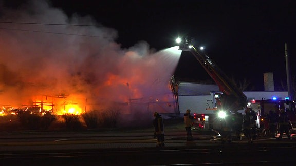 Feuerwehr bei Löscharbeiten