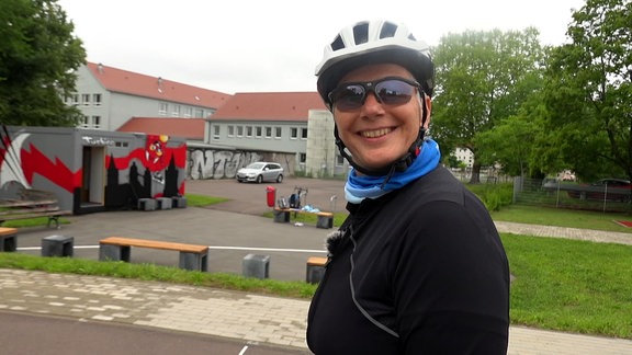 Frau mit Radhelm und Brille