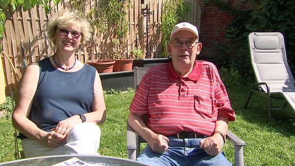 älteres Pärchen sitzt im Garten