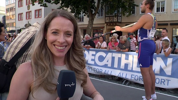 Reporterin  Denise Krebs beim Internationalen Stabhochsprungmeeting auf dem Marktplatz von Dessau 