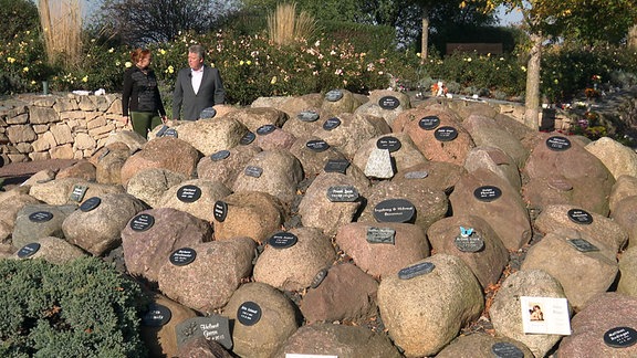 Anja Nititzki auf Visite im Friedgarten Osmünde, hinter einem Hügelgrab