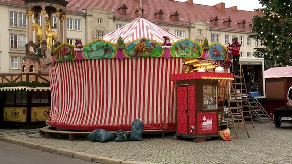 Aufbauarbeiten Weihnachtsmarkt