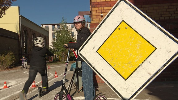 Kinder auf Rollern bei Verkehrsschulung