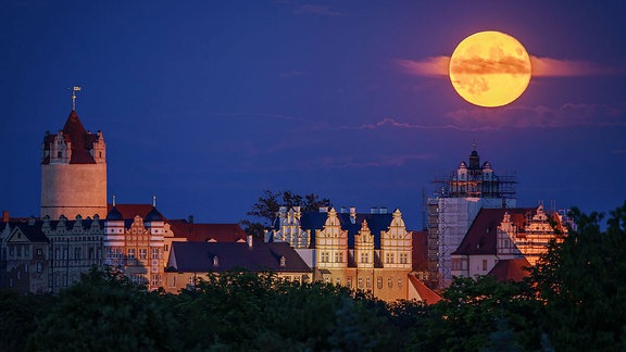 Vollmond über dem Schloss Bernburg