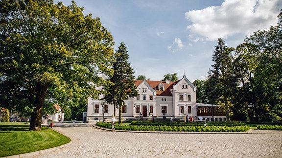 Ein weißes Haus vor blauem Himmel.