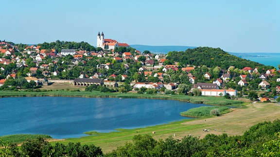 Blick auf die Halbinsel Tihany in Ungarn.