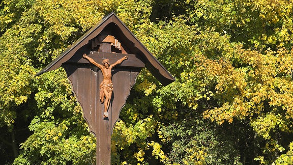 Ein Wegekreuz in einem Wald