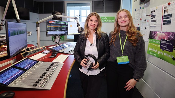 Elena Pelzer und Alexa Marie Dörfel im Sachsenradio-Studio beim Programmmacher-Tag