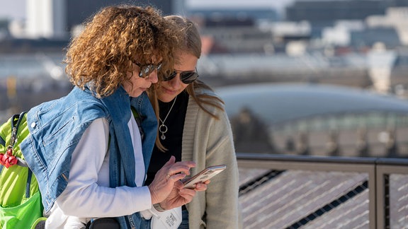 Zwei Frauen mit Handy im Urlaub