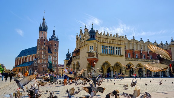 Der Krakauer Marktplatz - Rynek mit Blick auf die gotische Marienkirche und die Tuchhallen