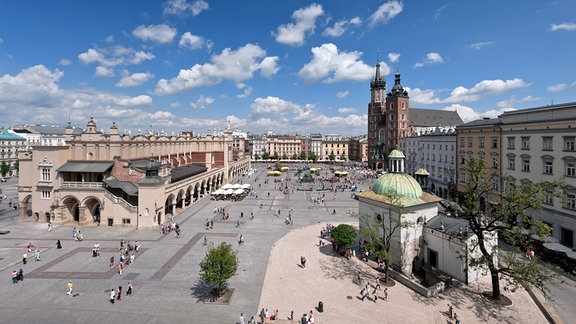 Blick auf den Rynek mit den Tuchhallen - Der Hauptmarkt ist einer der größten Marktplätze in Europa 