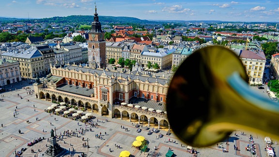 Blick auf den Rynek mit den Tuchhallen. Sie werden als das älteste Krakauer Einkaufszentrum bezeichnet. 