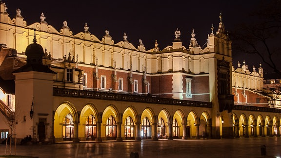 Wahrzeichen der Stadt - Perle der Renaissance-Architektur sind die Tuchhallen mitten auf dem Rynek. 