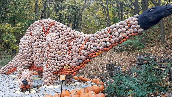 Dinosaurier, gebaut aus vielen Kürbisen