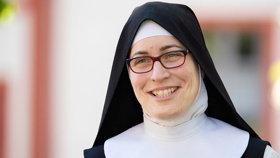 Eine Frau ist christlicher Bekleidung