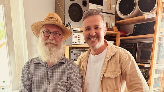 Silvio Zschage besucht die Niedere Mühle Schönau in Wildenfels/OT Schönau. Dort trifft er Herrn Grenz. Der sammelt tausende Radios und hat auch einen alten Spiele-Computer in seinem Besitz.