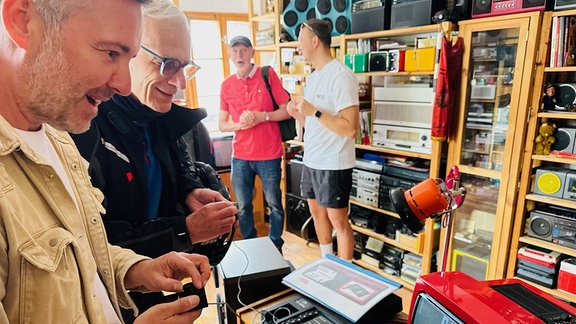 Silvio Zschage besucht die Niedere Mühle Schönau in Wildenfels/OT Schönau. Dort trifft er Herrn Grenz. Der sammelt tausende Radios und hat auch einen alten Spiele-Computer in seinem Besitz.