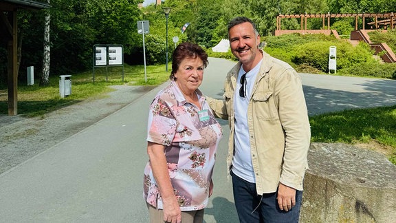 Silvio Zschage und Christa Trommer vor der Göltzschtalbrücke