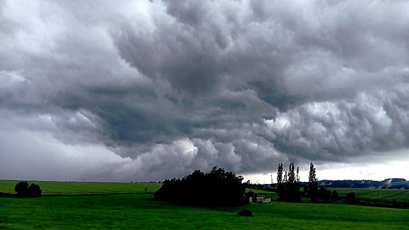 Dramatisches Landschaftsbild mit sich auftürmenden dunklen Gewitterwolken