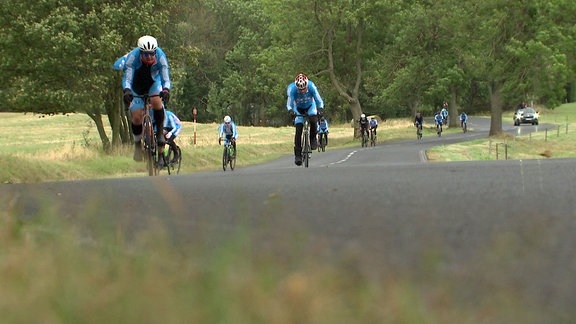 Radrennfahrer auf Landstraße.