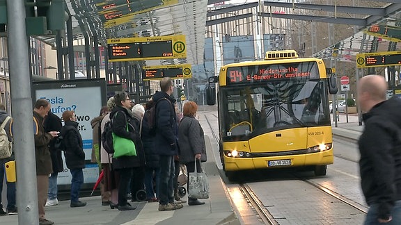 Fahrgäste an Bushaltestelle des VVO