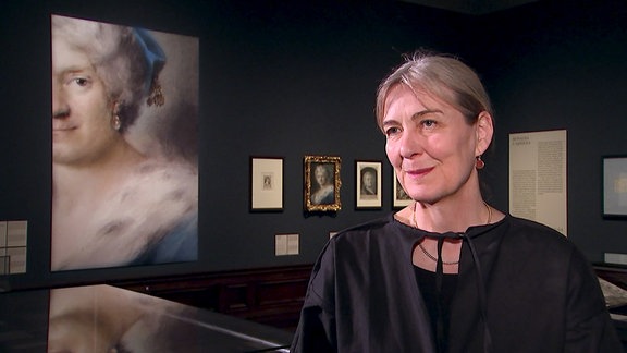 Marion Ackermann, eine Frau steht in einer Ausstellung