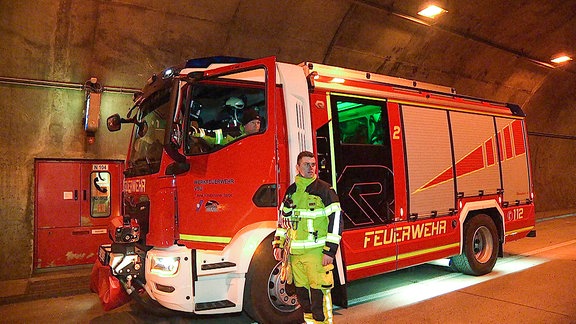 Ein Feuerwehrwagen in einem Tunnnel