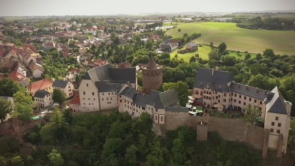 Blick von oben auf eine Burg.