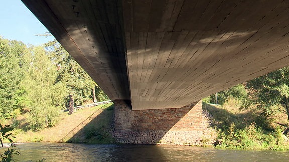 Gesperrte Brücke über die Freiberger Mulde im Ortsteil Hohentanne