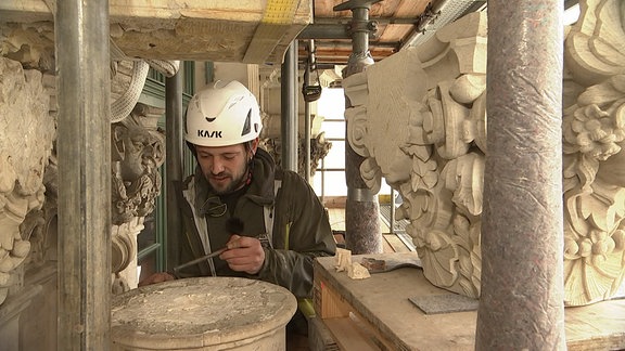 Ein Restaurator bei der Arbeit.