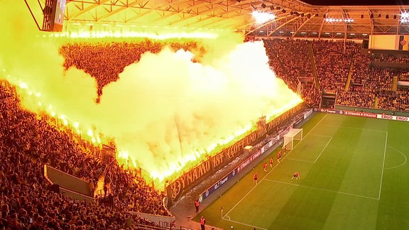 Eine große Pyro-Show in einem Stadion.