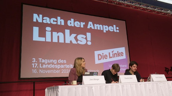 Menschen bei einem Parteitag der Linken.