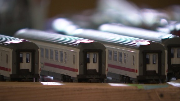 Modelleisenbahnwagons stehen nebeneinander.