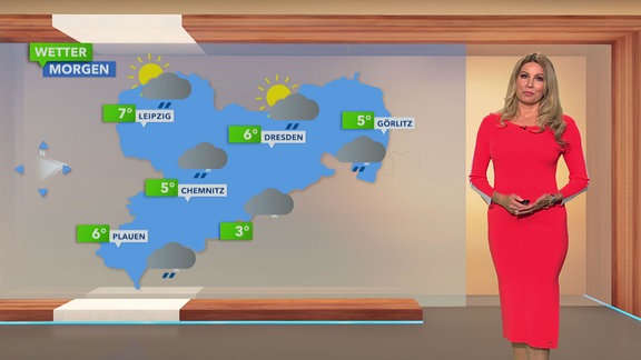 Moderatorin steht neben der Wetterkarte von Sachsen