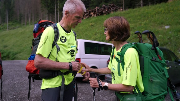 Alteres Ehepaar in Wanderkluft