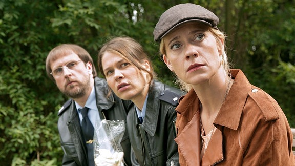 Kommissarin Sophie Haas (Caroline Peters, r.), Dietmar Schäffer (Bjarne Mädel, l.) und Bärbel Schmied (Meike Droste, M.) ermitteln in der Serie Mord mit Aussicht.