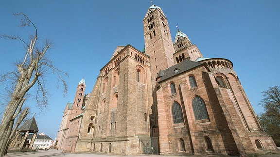 Eines der größten romanischen Bauwerke – der Kaiserdom. Dieser gehört zum Weltkulturerbe der UNESCO und lockt jährlich Tausende Besucher in eine der ältesten Städte Deutschlands. Dom zu Speyer.