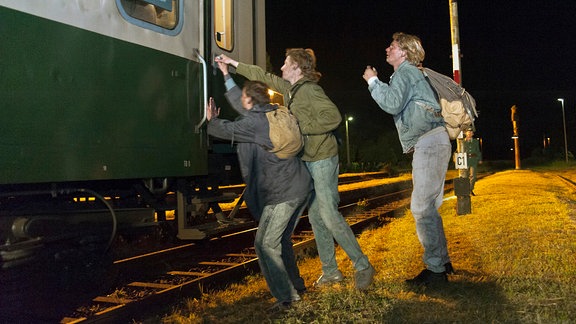 Drei junge Männer, Jörg, Jens, Ronny schleichen sich an den Bahnhof in Reichenbach im Vogtland und erreichen den Zug, der mit den Flüchtlingen nach Hof in Bayern rollen wird.