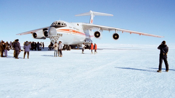 DDR-Polarforscher landen mit einer „Iljuschin“