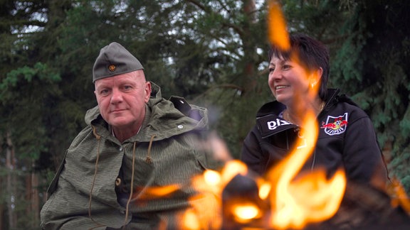 Grenzer Mirko Busch am Lagerfeuer in Arendsee.