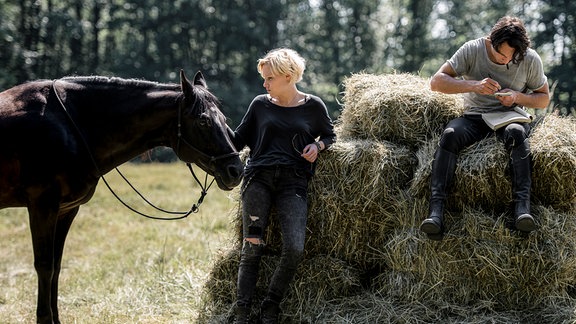 Alex (Julia Richter) und Leander (Laurence Rupp) trainieren zusammen auf einem geheimen Reitplatz.