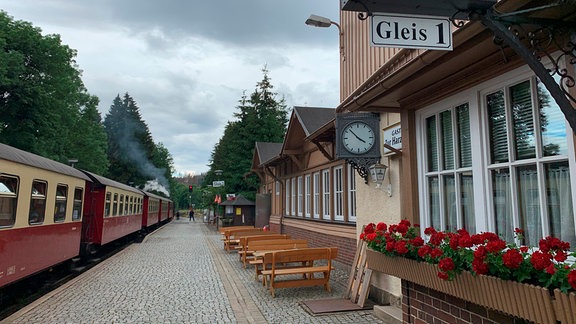 Der Bahnhof Drei Annen Hohne. Ein Blumenkasten mit roten Blumen schmückt das Fenster des alten Bahnhofsgebäudes