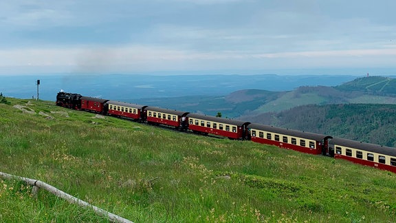 Eine alte Lok vor einer Berglandschaft