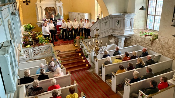 Mit Getreidebündeln und vielen andere Sachen zum Dekorieren hat die rührige Kirchgemeinde die Dorfkirche (1690) hübsch für den Erntedank-Gottesdienst am Sonntag geschmückt. Highlight beim Gottedienst war der Auftritt des Männergesangsvereins Schauen, die das „Schauen-Lied“ zum Besten gaben.