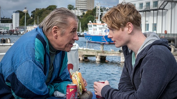 Kai (Lukas Zumbrock) und Herr Kubatsky (Michael Kind) hecken etwas aus.