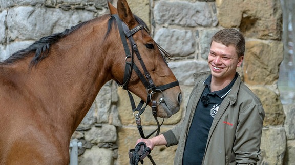 Alex und sein Pferd Porthos auf der Burg Oybin