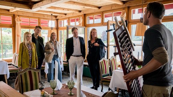 Hajo (Rainer Will, Mitte) und Gisela (Katja Weitzenböck, vorne) sind mit ihren Töchtern Mila (Eléna Weiss, hinten r.) und Veronika (Anne-Marie Waldeck) sowie ihren künftigen Schwiegersohn Steffen (Matthias Gärtner) auf der Suche nach einer anderen Hochzeits-Location.