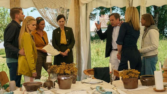 Streit bei der Hochzeitsplanung: Brautvater Hajo (Rainer Will, Mitte), Tochter Veronika (Anne-Marie Waldeck, 2. v. li.) und Schwiegersohn Steffen (Matthias Gärtner) beim Treffen mit Pensionswirtin Sophie (Aglaia Szyszkowitz, 3. v. li.) und Wirtin Rosalie (Bettina Mittendorfer).