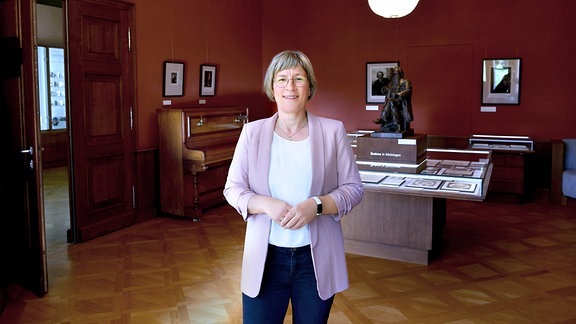 Susanne Rakowski, Schlossverwalterin bei der "Stiftung Thüringer Schlösser und Gärten" im Brahmszimmer auf Schloss Altenstein